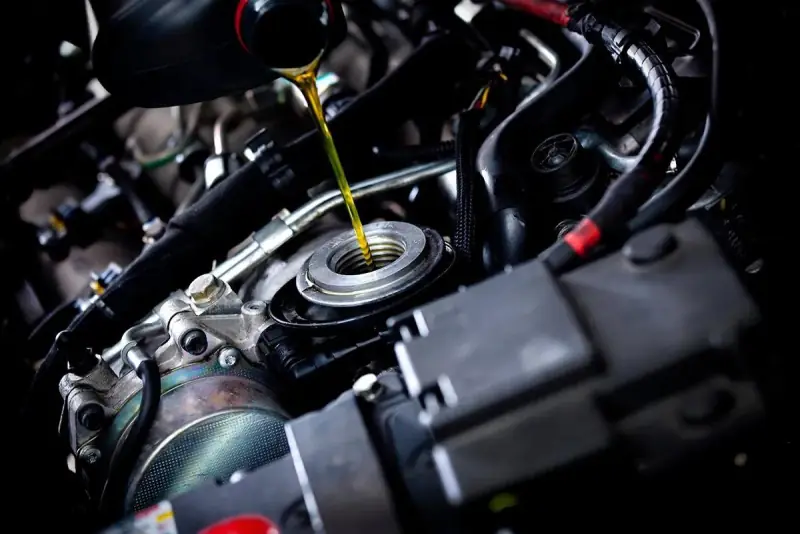 Výměna oleje při servisu automobilu – autoservis Liberec