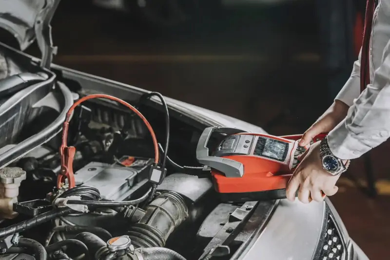 Diagnostický tester připojený k vozu – zápis do elektronické servisní knihy